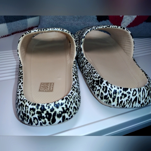 Sz 8.5-9 Animal Print Slides NEW, Foam Black, White, Yellow - Picture 4 of 13
